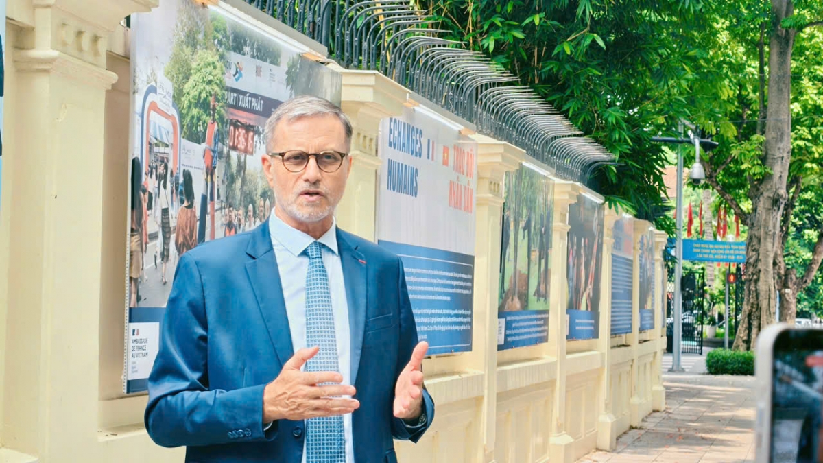 L’ambassadeur de France, Olivier Brochet, présente aux journalistes l’exposition consacrée aux jalons des relations franco-vietnamiennes. Photo: Hà Quynh/TTXVN