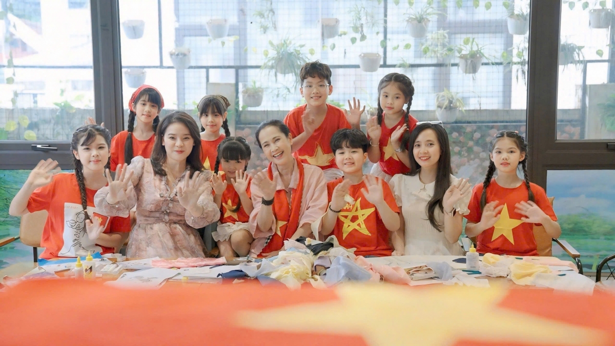 Representatives of the organizers and young participants in the Green Dream Weaving project (Photo: Litibaby)