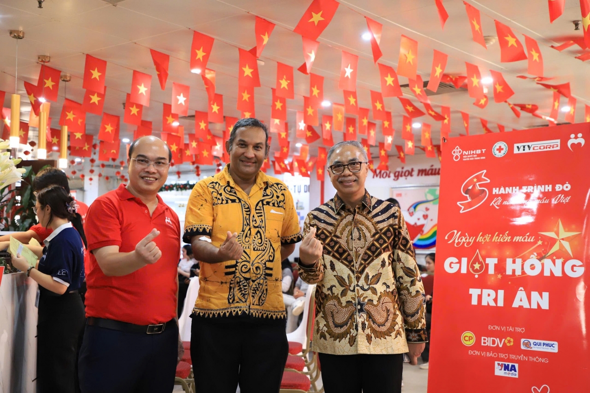 Duta Besar Sri Lanka untuk Vietnam, Poshitha Perera juga hadir untuk mendukung acara donor darah tersebut. (Dari kiri ke kanan: Bapak Nguyen Van Nhu, Kepala Kantor Pusat Donor Darah Nasional, Institut Hematologi dan Transfusi Darah Pusat Vietnam (NIHBT), Duta Besar Sri Lanka Poshitha Perera, Duta Besar Indonesia, Adam M. Tugio). Foto: KBRI