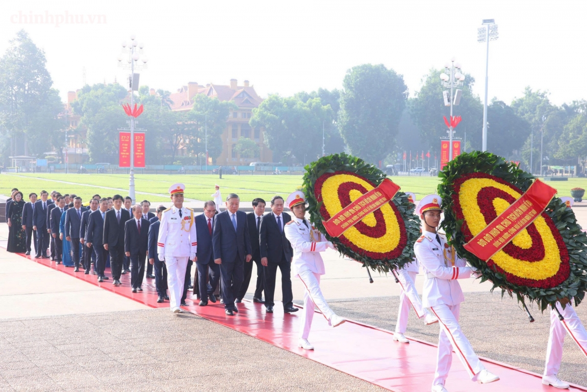 Les dirigeants et anciens dirigeants du Parti et de l'État déposent des couronnes de fleurs au mausolée du Président Hô Chi Minh. Photo: VGP/Nhât Bac
