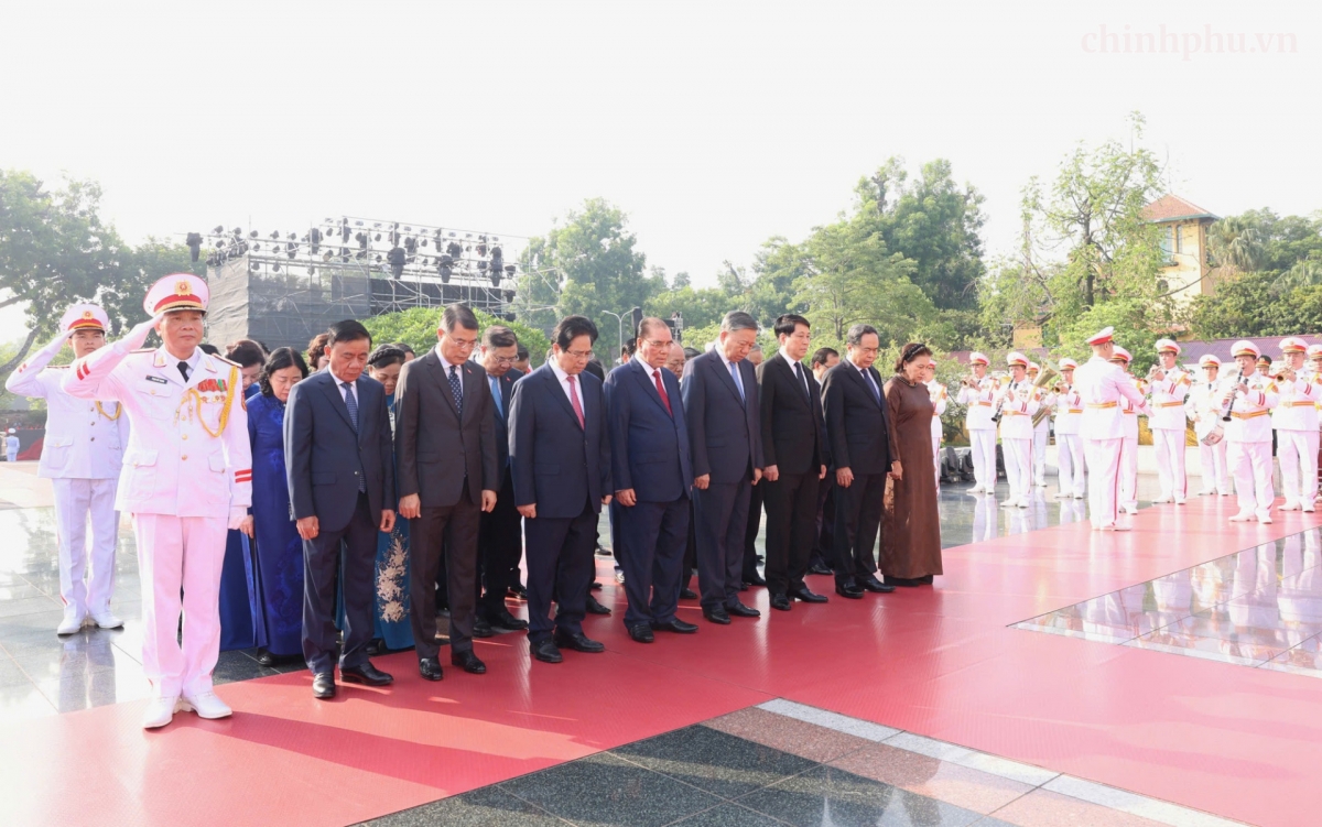 Đoàn đại biểu Lãnh đạo, nguyên Lãnh đạo Đảng, Nhà nước tưởng niệm các Anh hùng liệt sĩ tại Đài tưởng niệm các Anh hùng liệt sĩ trên đường Bắc Sơn (Ba Đình, Hà Nội). Ảnh: VGP/Nhật Bắc