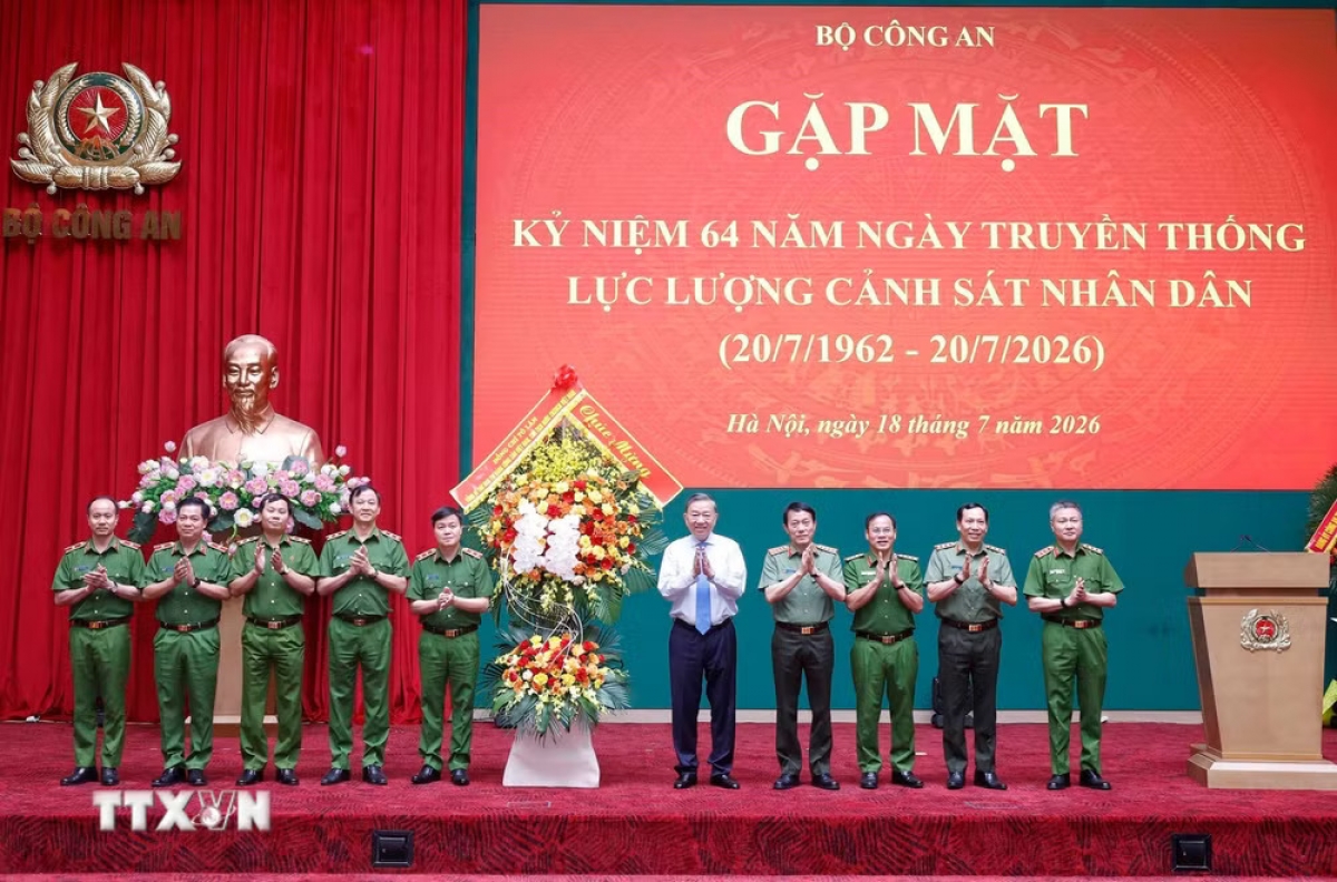 KPV-Generalsekretär und Staatspräsident To Lam schenkt Polizeikräfte Blumen. (Foto: Thong Nhat/VNA)