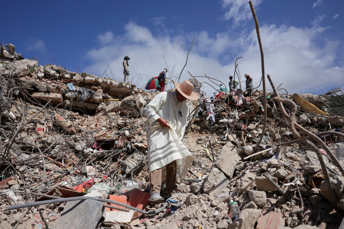 Reruntuhan sebuah bangunan yang runtuh setelah gempa bumi pada 24 Juni di La Guaira, Venezuela. Foto: REUTERS/Gaby Oraa