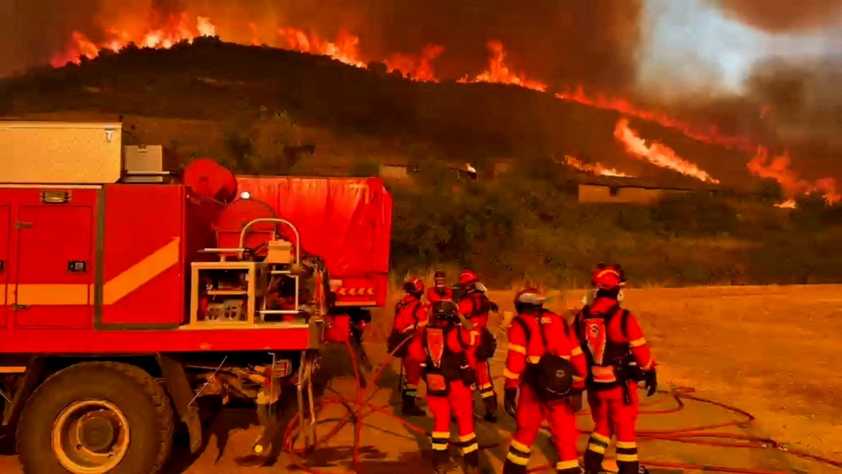Feuerwehrleute am Ort eines Waldbrandes am 15. Juli 2026 in der Gemeinde Ores in der Region Aragonien im Norden Spaniens. (Foto: SPANISH MILITARY EMERGENCY UNIT/Handout via REUTERS)