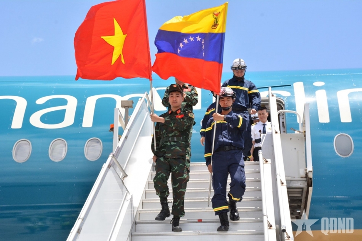 Un total de 124 rescatistas vietnamitas y unidades caninas participaron en las labores de búsqueda y rescate tras el doble sismo en Venezuela. Foto: qdnd.vn