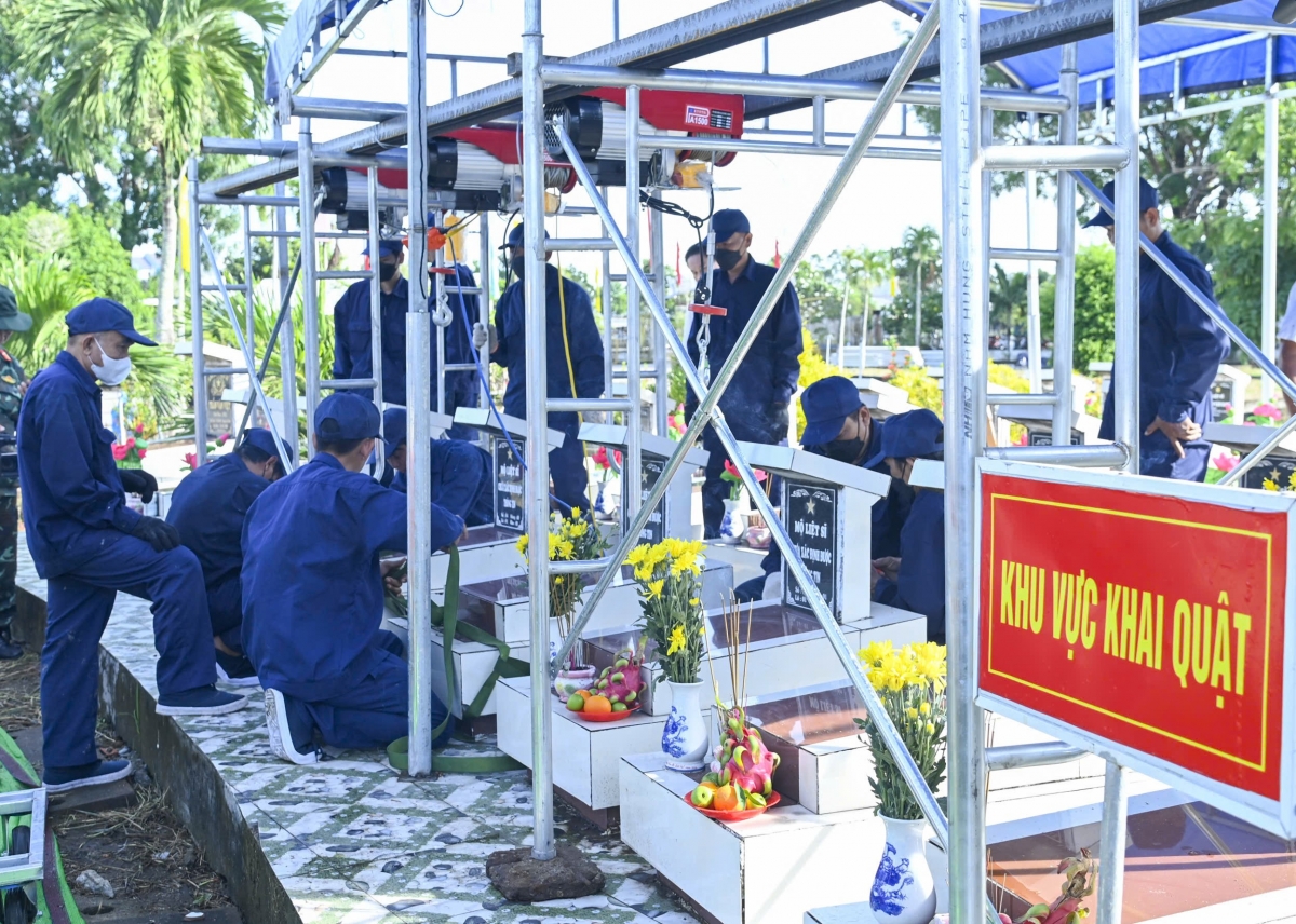 1 Các lực lượng chức năng tiến hành khai quật tại Nghĩa trang Liệt sĩ xã Trần Văn Thời