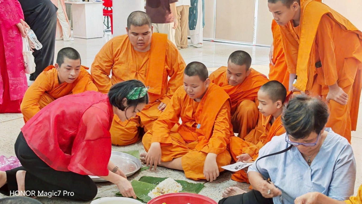 อาจารย์ ห่า แนะนำวิธีการห่อขนมข้าวต้มมัดใหญ่ให้แก่นักศึกษาชาวไทย (Photo: facebook ของอาจารย์ ห่า) 