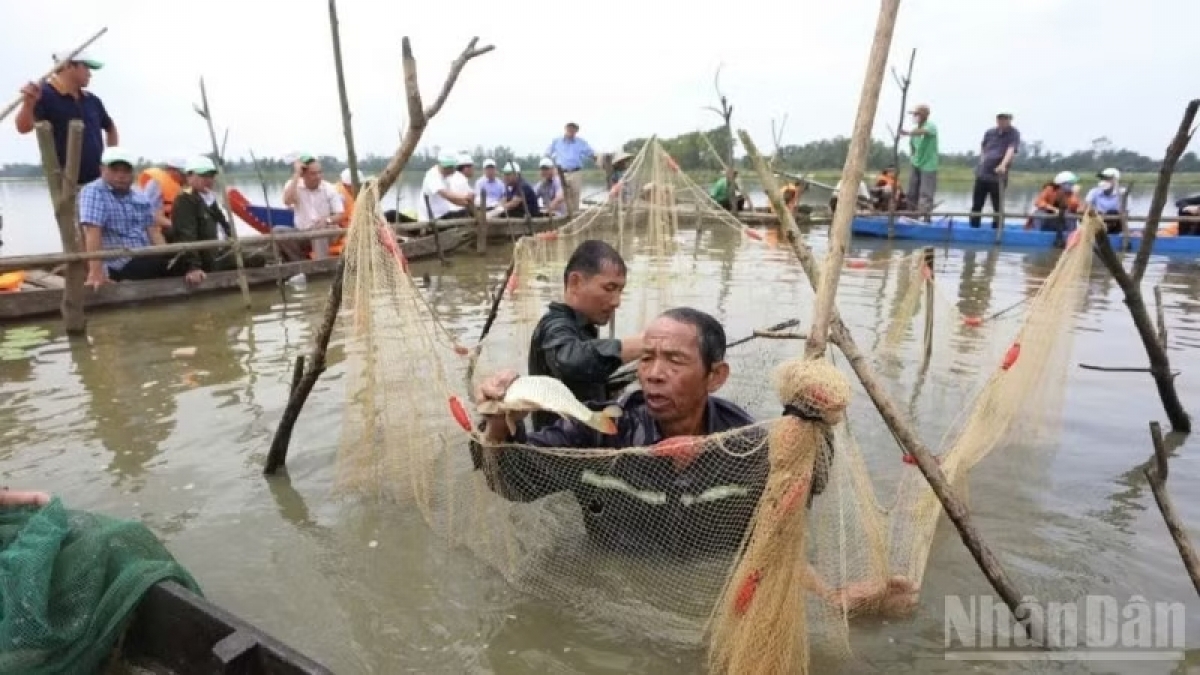 Besucher können gemeinsam mit den Einheimischen auf dem Dam-Fluss angeln und mit dem Boot fahren. (Foto: nhandan.vn)