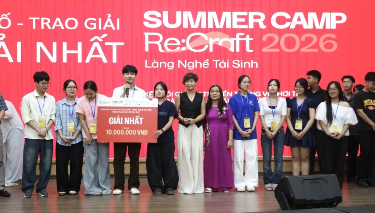 Giải Nhất của chương trình thuộc về nhóm sinh viên với dự án lấy cảm hứng từ nghề thêu tay Quất Động, một ứng dụng được đánh giá cao về khả năng kết nối di sản với đời sống đương đại. Ảnh: Ban tổ chức