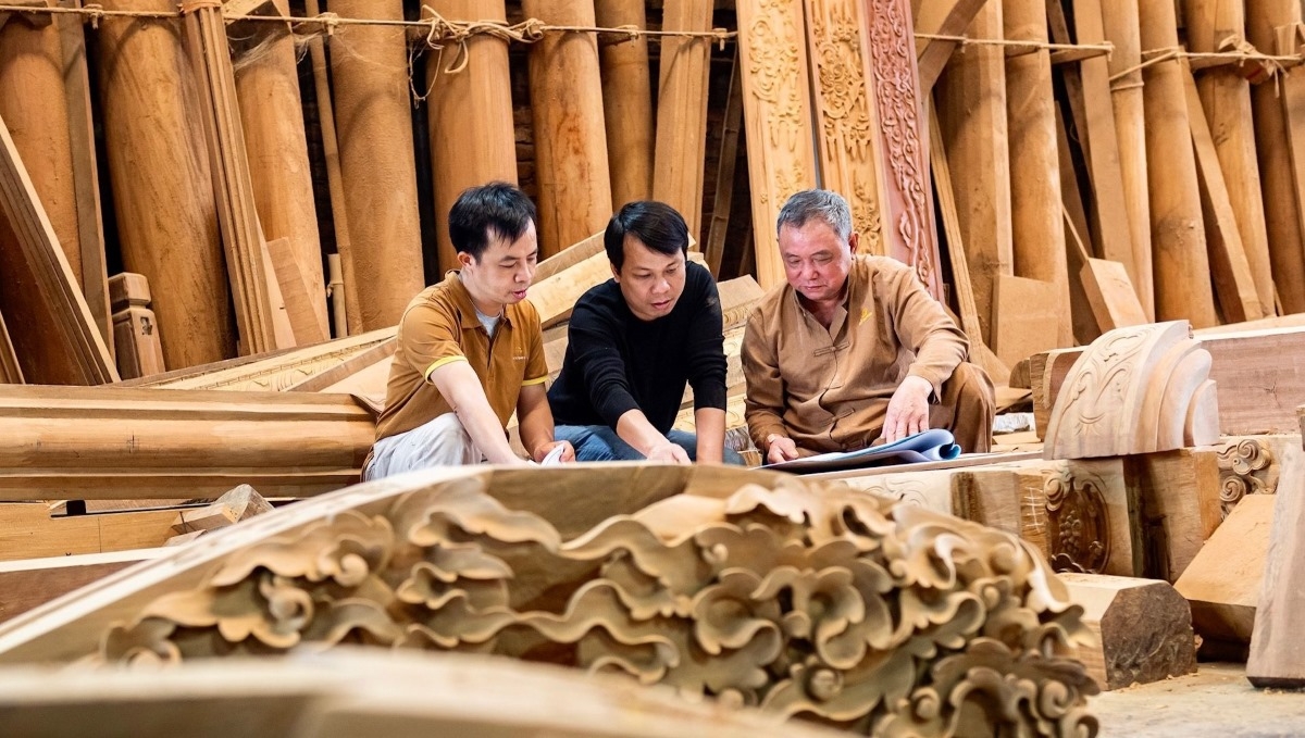 Kiến trúc sư Nguyễn Văn Giang (giữa) đã đi đến các đình, đền, chùa, nhà cổ ở nhiều vùng miền trong cả nước để nghiên cứu, phục dựng, số hóa từng họa tiết truyền thống trong suốt nhiều năm qua. Ảnh: gogiang.vn
