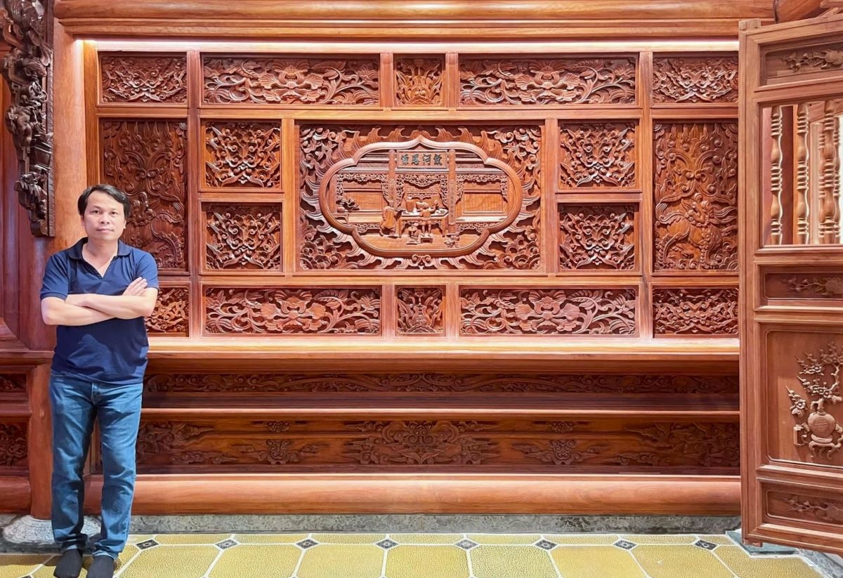 Kiến trúc sư Nguyễn Văn Giang bên sản phẩm của mình. Ảnh: gogiang.vn