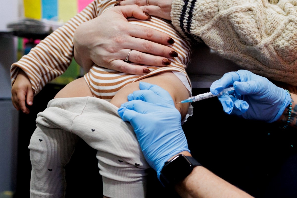 Một em bé được tiêm vắc-xin Moderna Spikevax (vắc-xin COVID-19, mRNA) tại hiệu thuốc Skippack ở Schwenksville, Pennsylvania, Mỹ, ngày 2/10/2025. Ảnh tư liệu: REUTERS/Hannah Beier