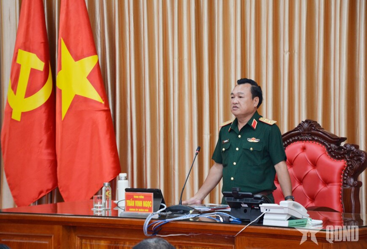 Letnan Jenderal Tran Vinh Ngoc menyampaikan pidato dalam konferensi tersebut (Foto: qdnd.vn)