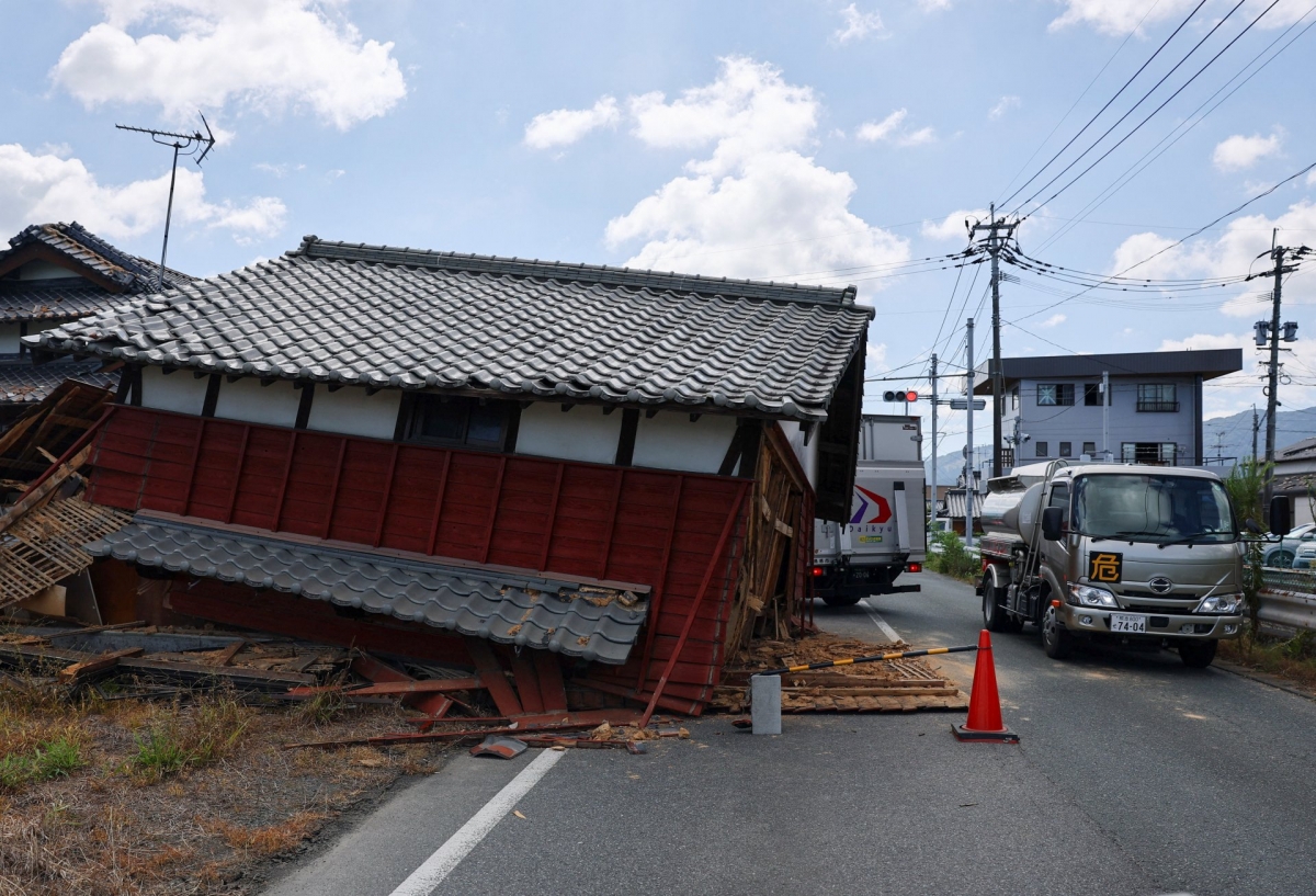A collapsed house on a road due to an earthquake with a magnitude of 7.1 that struck Japan's southern Kumamoto prefecture, in Yatsushiro, Kumamoto, Japan, on July 31, 2026. (REUTERS/Issei Kato)
