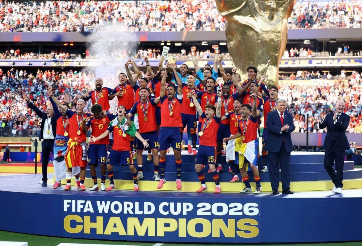España levanta el trofeo del Mundial de 2026. Foto: Reuters