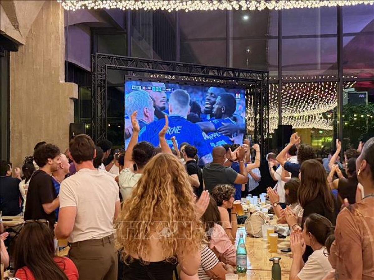 Aficionados franceses celebrando la victoria de la selección nacional sobre el equipo de Suecia, en el Mundial 2026. Foto: VNA