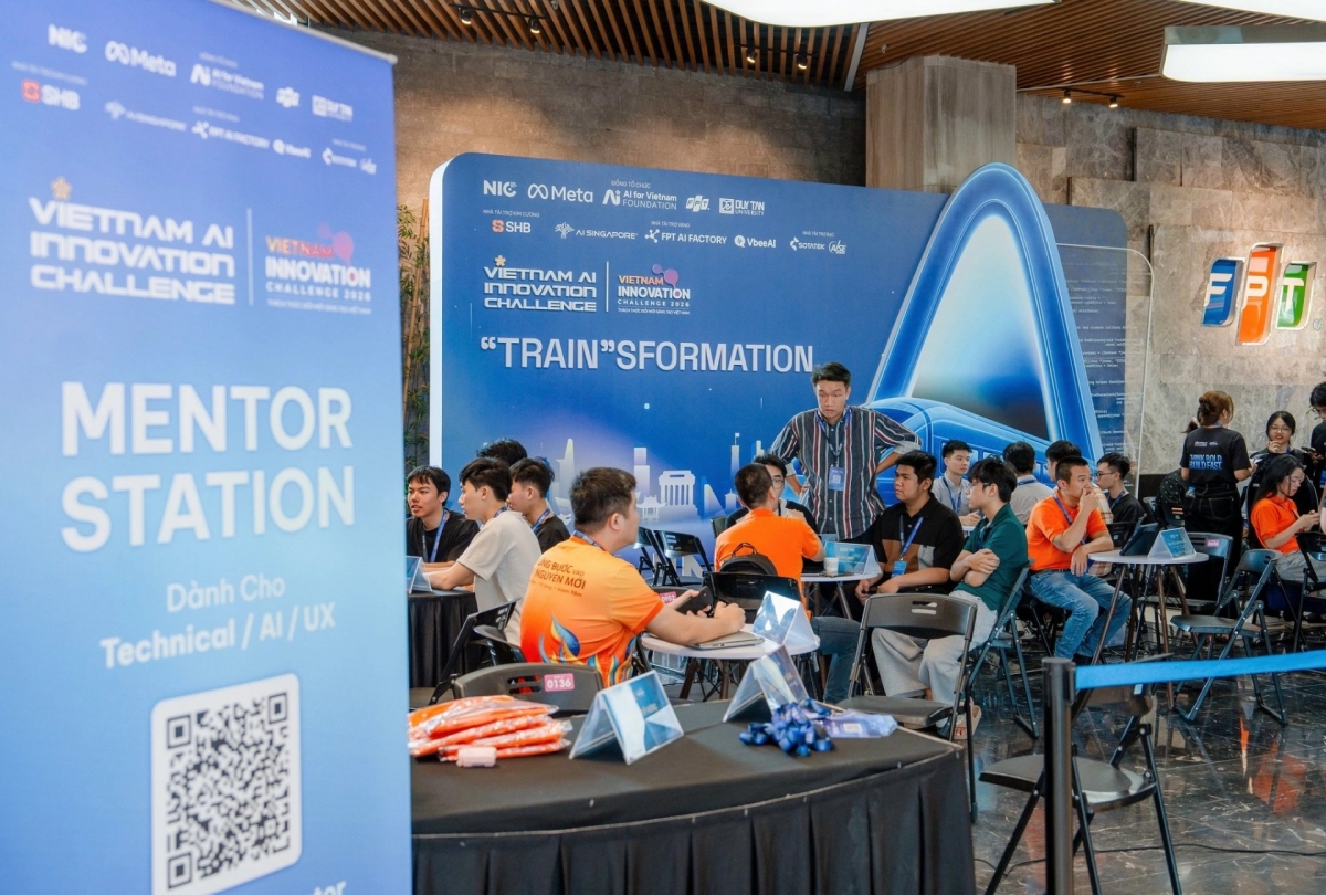 Teams at the Vietnam AI Innovation Challenge 2026 meet with their mentors (Photo: Vietnam AI Innovation Challenge)
