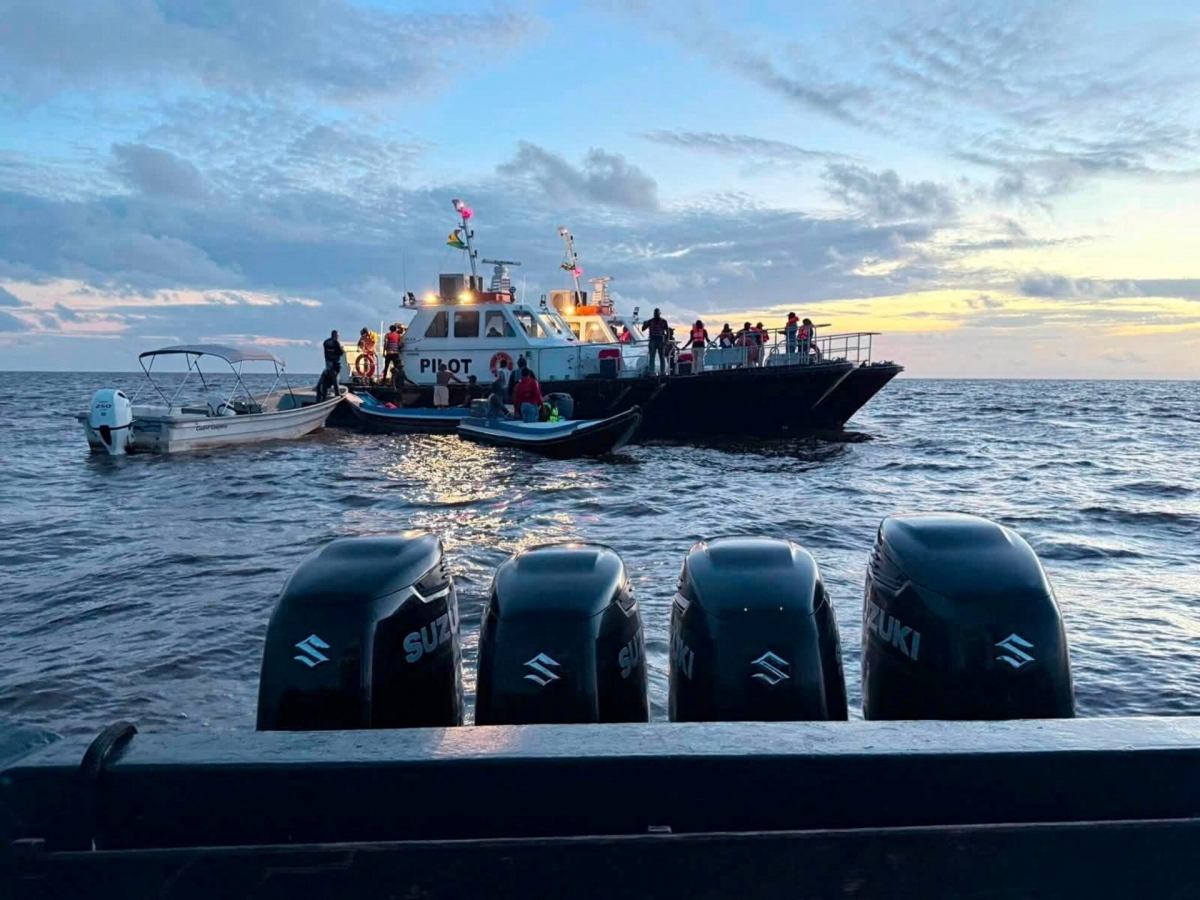 Les équipes de secours s'activent pour rechercher les disparus après le naufrage du ferry MV Barima au large des côtes du Guyana, en Amérique du Sud, le 20 juillet 2026. Photo: Bishop Juan Edghill/REUTERS