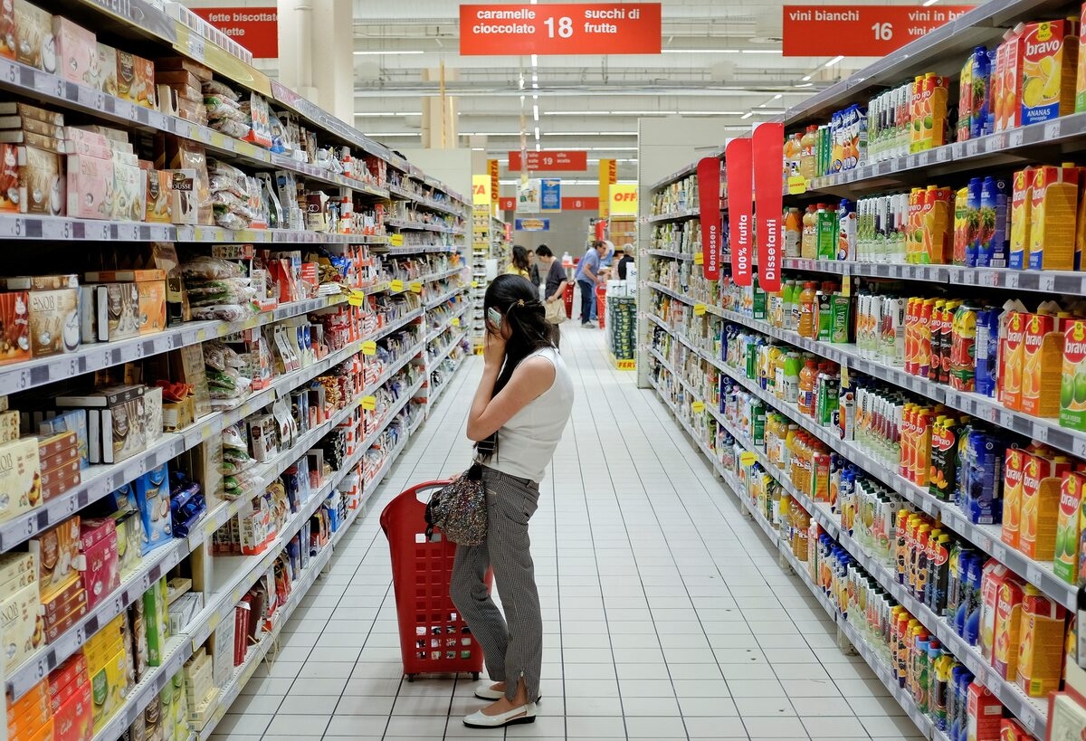 Shoppers at a supermarket in Rome, Italy. Photo: REUTERS/Max Rossi