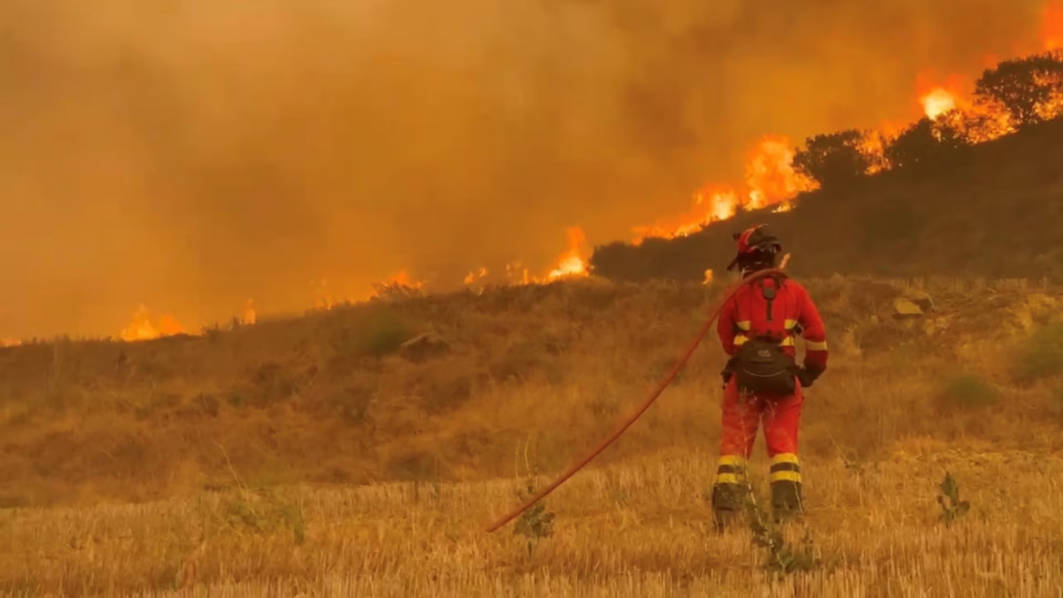 Un miembro de la Unidad Militar de Emergencias (UME) trabaja para extinguir un incendio forestal en Uncastillo, España. Foto: Unidad Militar de Emergencias/Distribuida/REUTERS