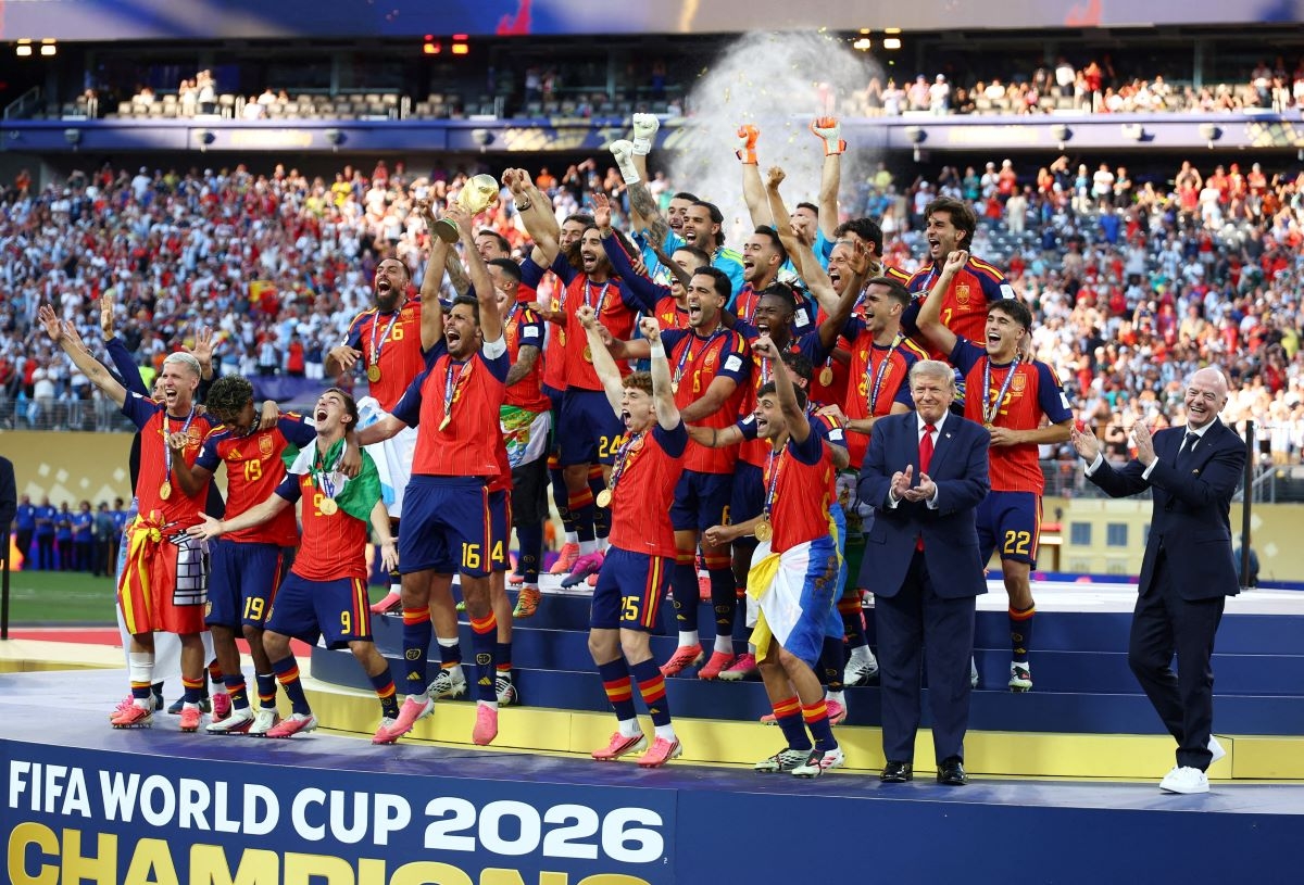 El presidente de Estados Unidos, Donald Trump, y el presidente de la FIFA, Gianni Infantino, observan cómo los jugadores de España celebran con el trofeo tras proclamarse campeones de la Copa Mundial de la FIFA 2026, en el estadio Nueva York–Nueva Jersey, en East Rutherford, estado de Nueva Jersey (Estados Unidos), el 19 de julio de 2026. Foto: Reuters