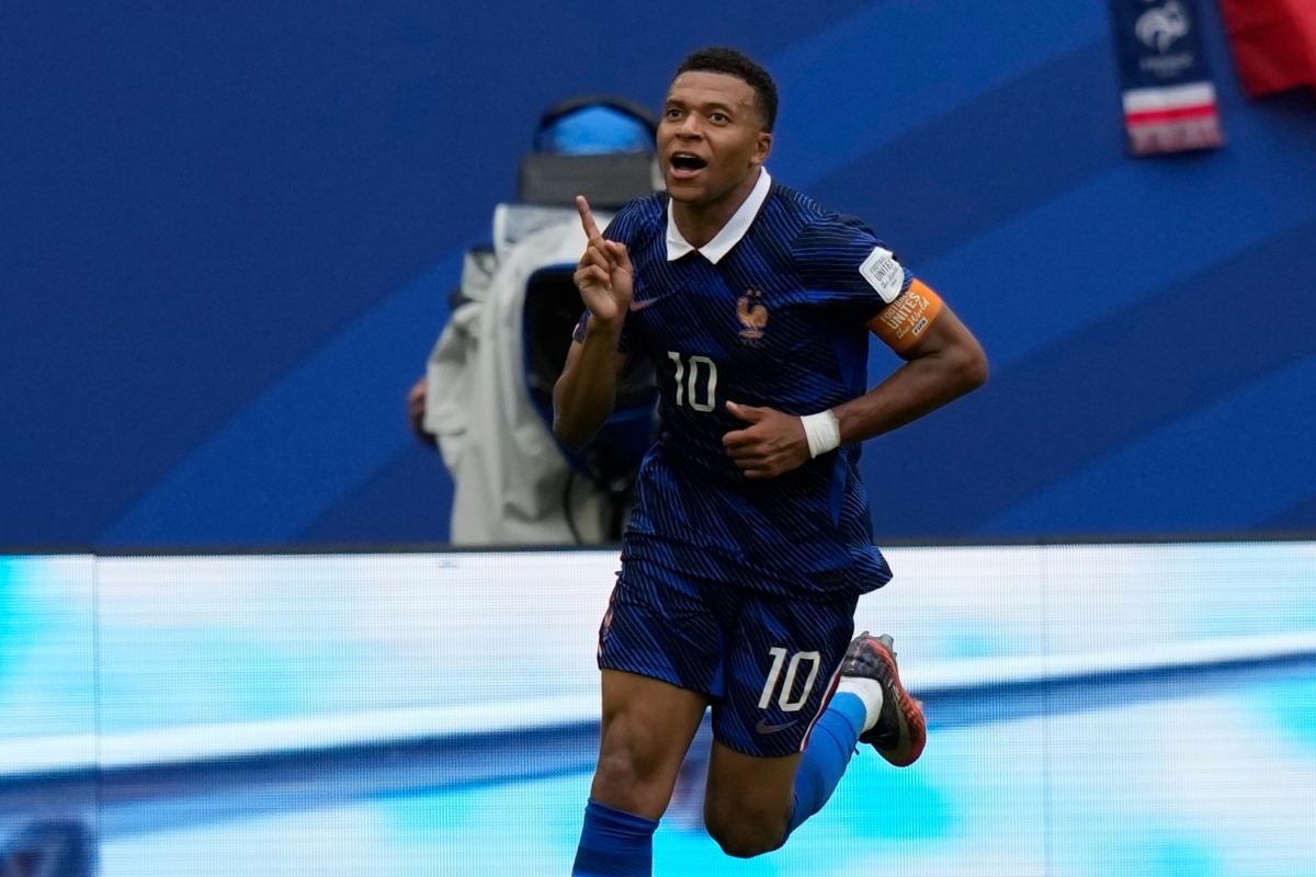 El delantero francés Kylian Mbappé celebra el tercer gol de su selección durante el partido por el tercer puesto de la Copa Mundial de la FIFA entre Francia e Inglaterra, disputado en Miami Gardens, Florida (EE. UU.), el 18 de julio de 2026. Foto: AP/Lynne Sladky