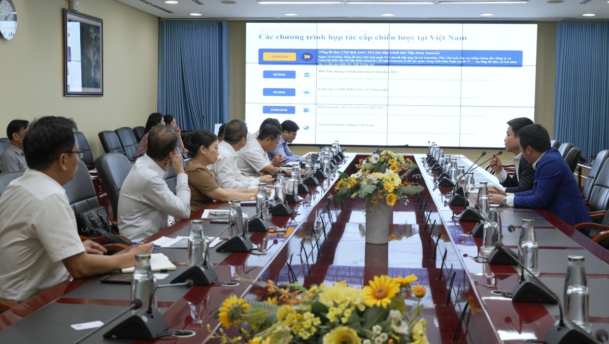 Sesión de trabajo del Comité Popular de Da Nang con representantes de Amazon Web Services (AWS), FTechX Corporation y Xbrain. Foto: danang.gov.vn
