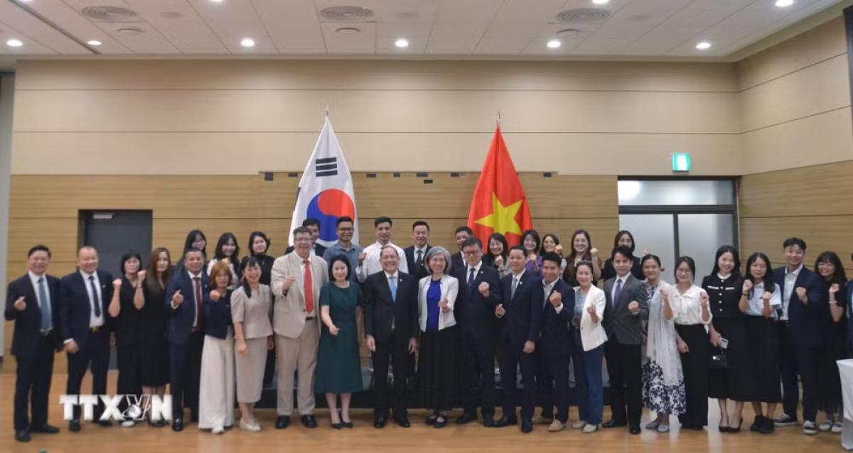호앙 꽁 투이 부위원장이 한국 주재 베트남 대표기관 관계자들과 베트남 교민 대표들과 함께 기념촬영을 하고 있다. (사진: 쯔엉장/베트남 통신사)