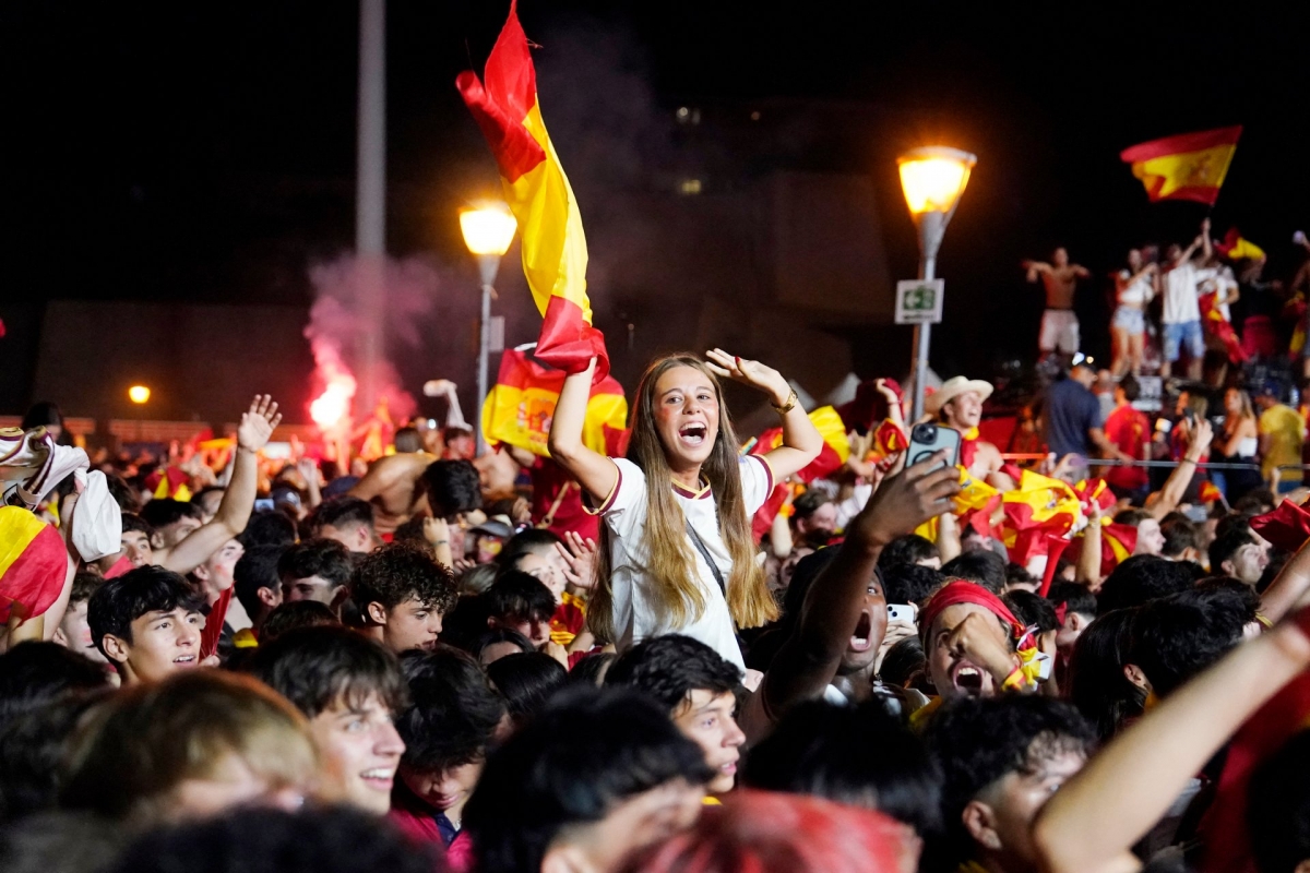 Spanish fans celebrate after their team's victory in the FIFA World Cup. (Photo: REUTERS/Ana Beltran)