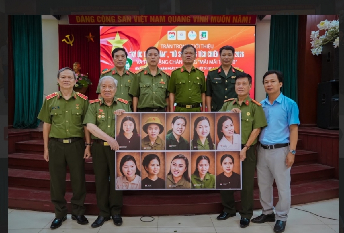 Portraits of 10 female martyrs of the Lam Ha Militia are handed over to the Ninh Binh Museum. (Photo: Ngoc Anh)