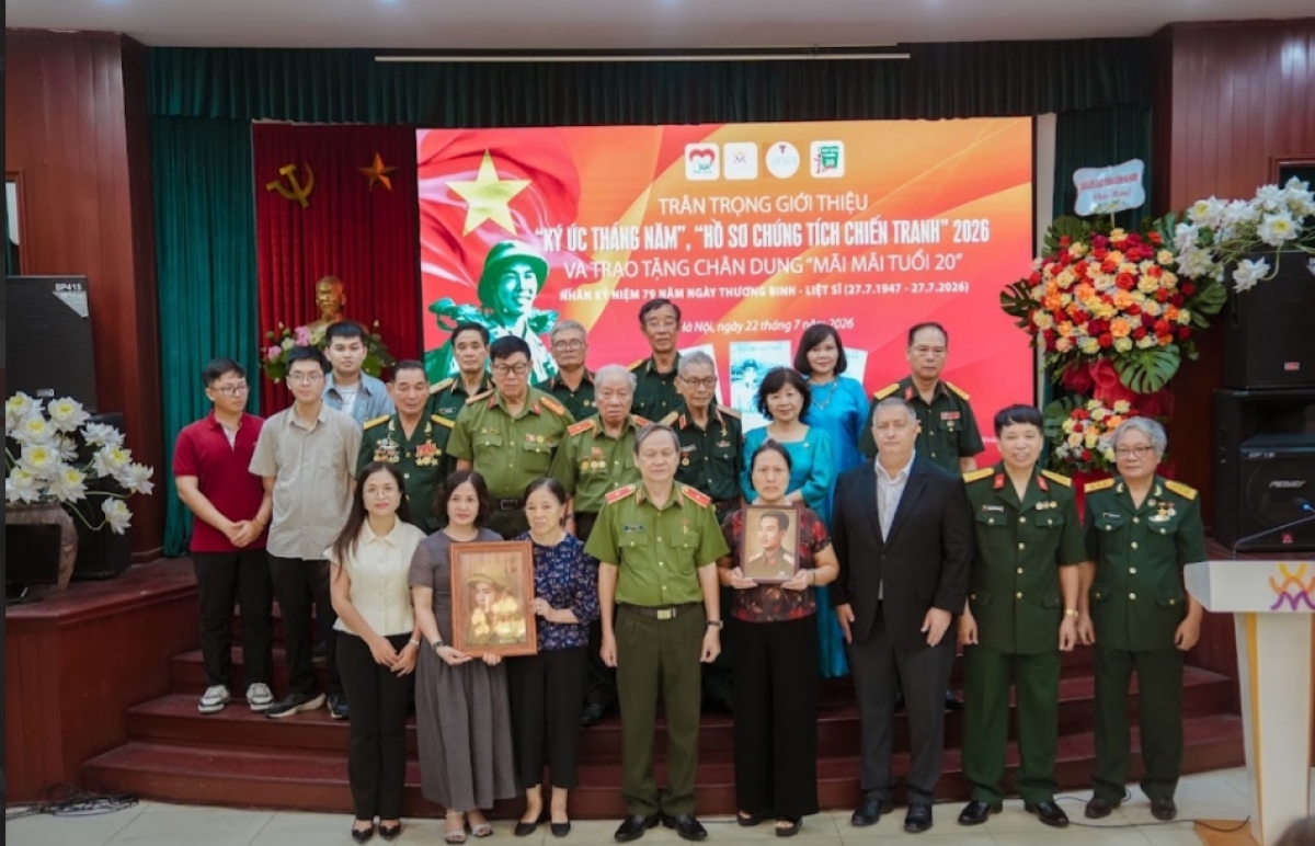 Restored portraits of martyrs are handed over to their relatives. (Photo: Ngoc Anh)