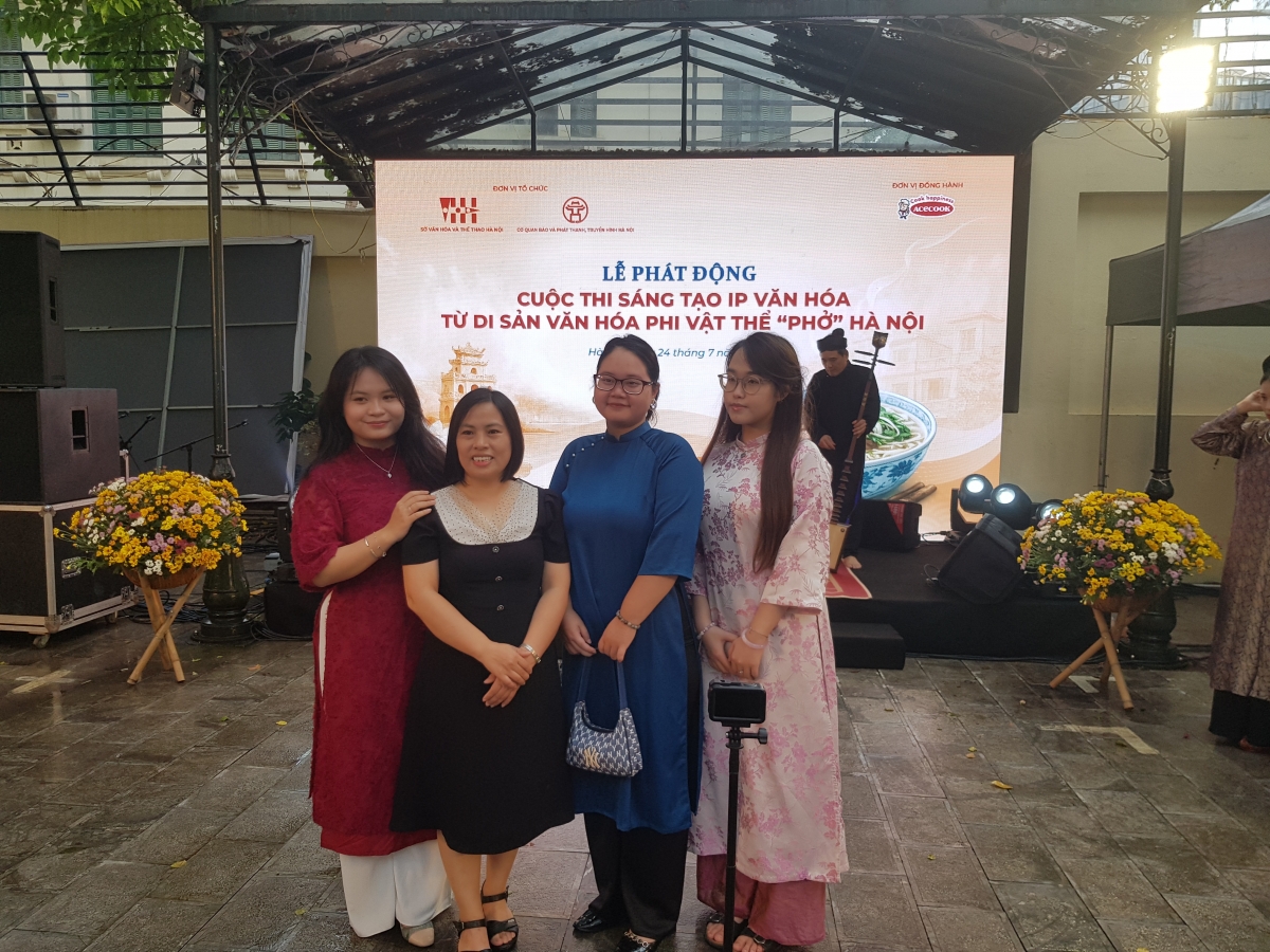 Guests take a commemorative photo at the launch ceremony of the competition (Photo: Ngoc Anh)