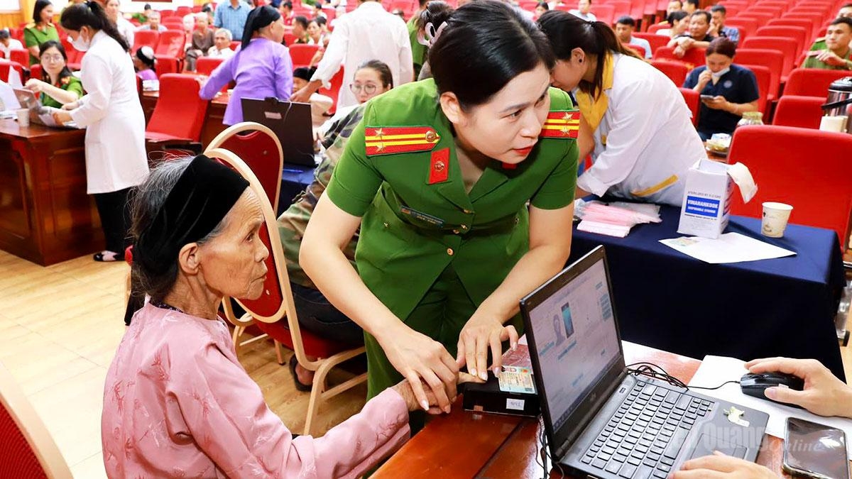 Mulai 22 hingga 26 Juli, Kepolisian Provinsi Tuyen Quang bekerja sama dengan berbagai instansi terkait melaksanakan kampanye intensif pengambilan sampel DNA bagi keluarga para martir yang identitasnya hingga kini belum dapat dipastikan di wilayah provinsi tersebut. Foto: baotuyenquang.com.vn