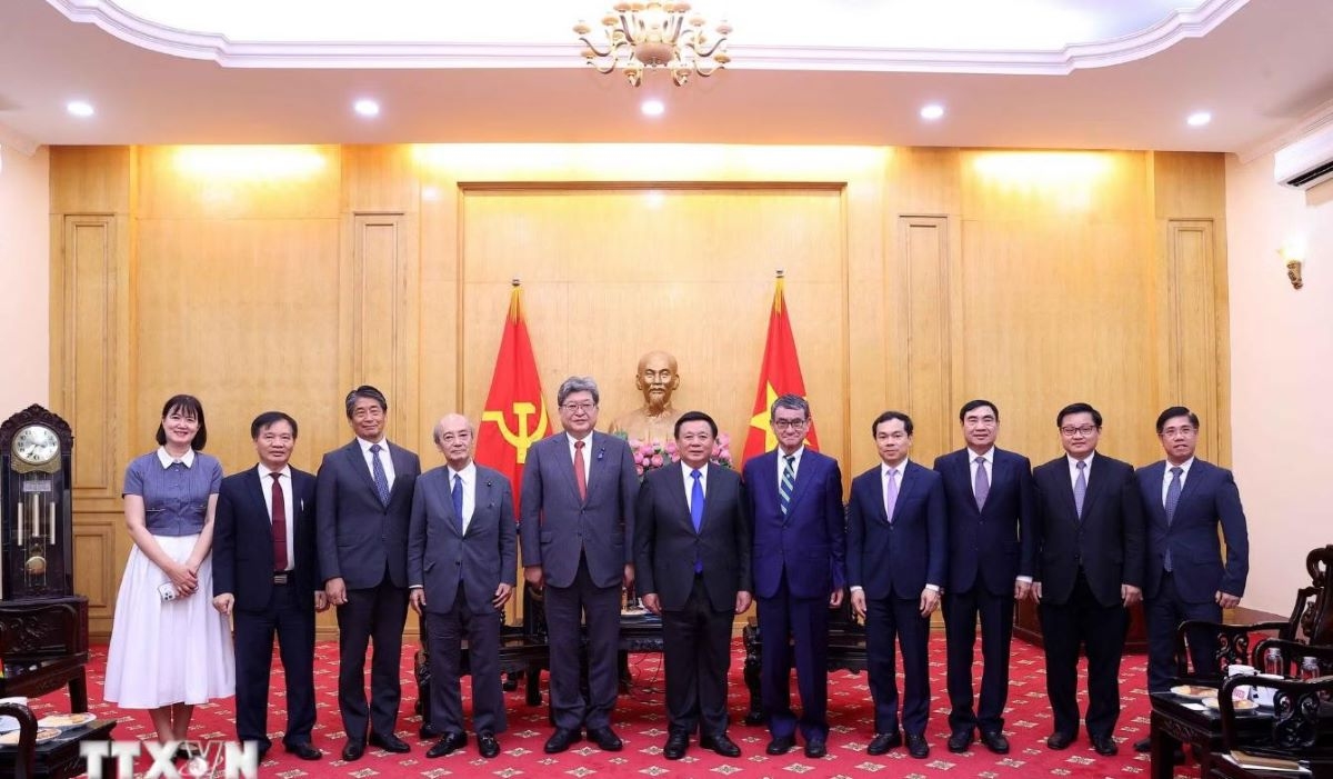 Giáo sư-Tiến sỹ Nguyễn Xuân Thắng, Chủ tịch Hội đồng Lý luận Trung ương và ông Hagiuda Koichi, Quyền Tổng Thư ký Đảng Dân chủ Tự do Nhật Bản với các đại biểu. Ảnh: Văn Điệp/TTXVN
