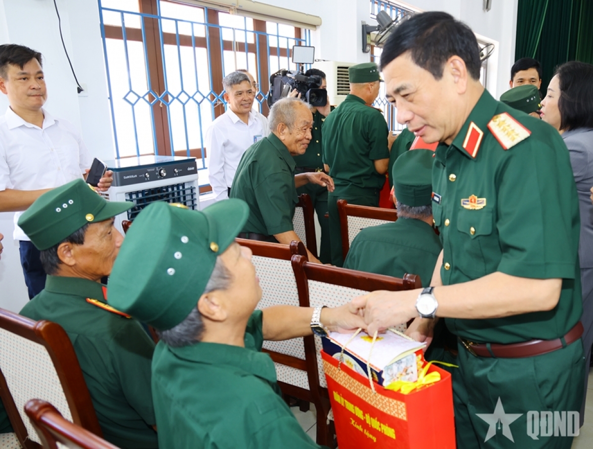 Jenderal Phan Van Giang mengunjungi, menanyakan kondisi kesehatan, serta memberikan hadiah kepada para veteran perang dan prajurit penyandang disabilitas, prajurit sakit.  Foto: qdnd.vn