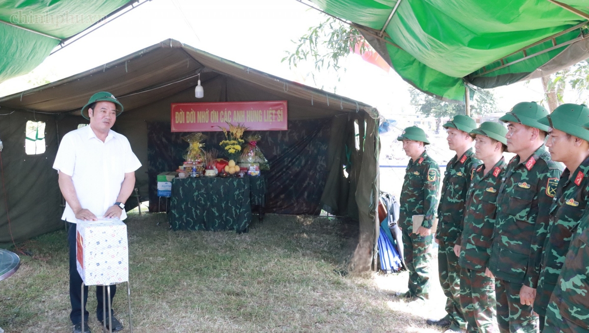 El vicepresidente del Comité Popular de la ciudad de Hue, Nguyen Van Manh (izquierda) y miembros del Equipo 192 de recuperación de restos de mártires en una jornada de trabajo en la estación ferroviaria de Huong Thuy. Foto: baochinhphu.vn