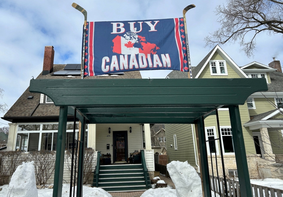 Une banderole protestant contre les droits de douane de 25% imposés par le président américain Donald Trump sur les produits canadiens, à Winnipeg (Canada), le 5 mars 2025. Photo: REUTERS/Ed White