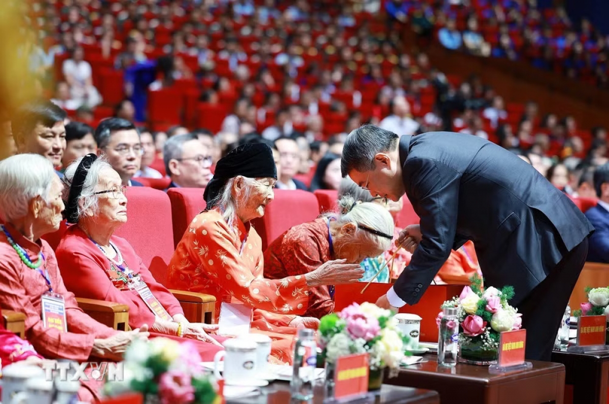 Prime Minister Le Minh Hung gives gifts to Vietnamese Heroic Mothers attending the conference for those who have contributed to the national revolution in 2026. Photo: Duong Giang/VNA