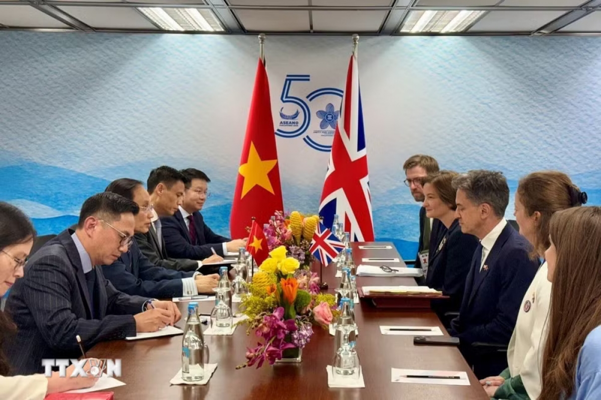Panorama pertemuan bilateral antara Menlu Vietnam dan Inggris. Foto: VNA