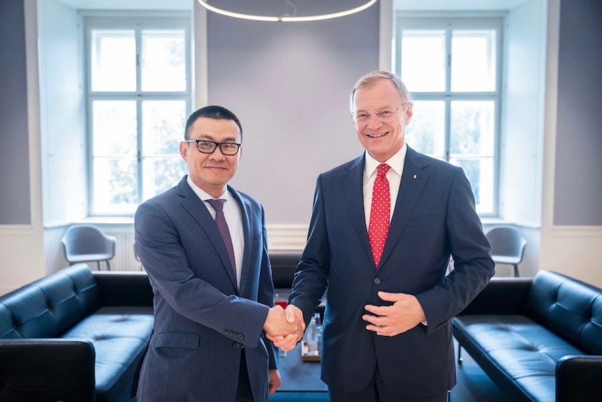 El embajador de Vietnam en Austria, Vu Le Thai Hoang (izquierda), y el gobernador del estado federado de Alta Austria, Thomas Stelzer. Foto: Embajada de Vietnam en Austria