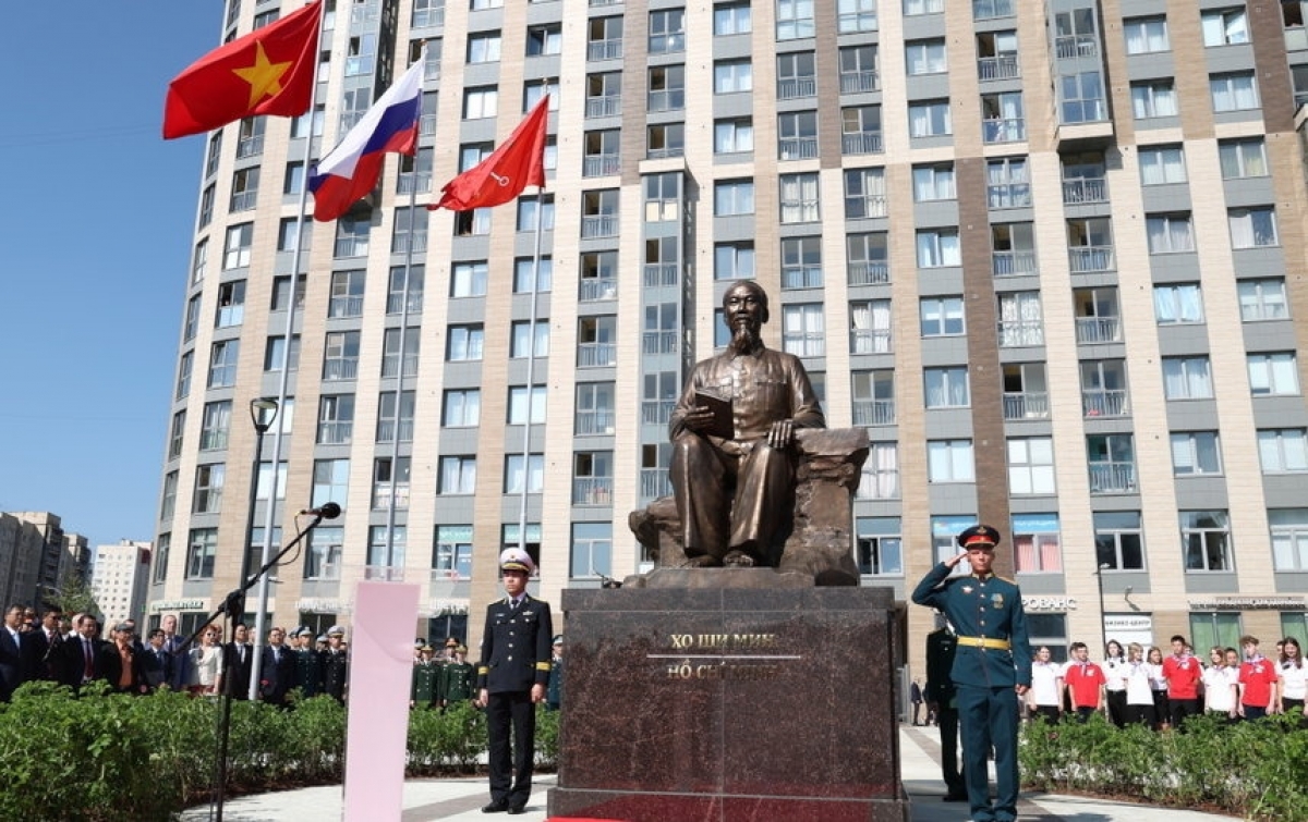 La statue de Hô Chi Minh dans la place. Photo: gov.spb.ru