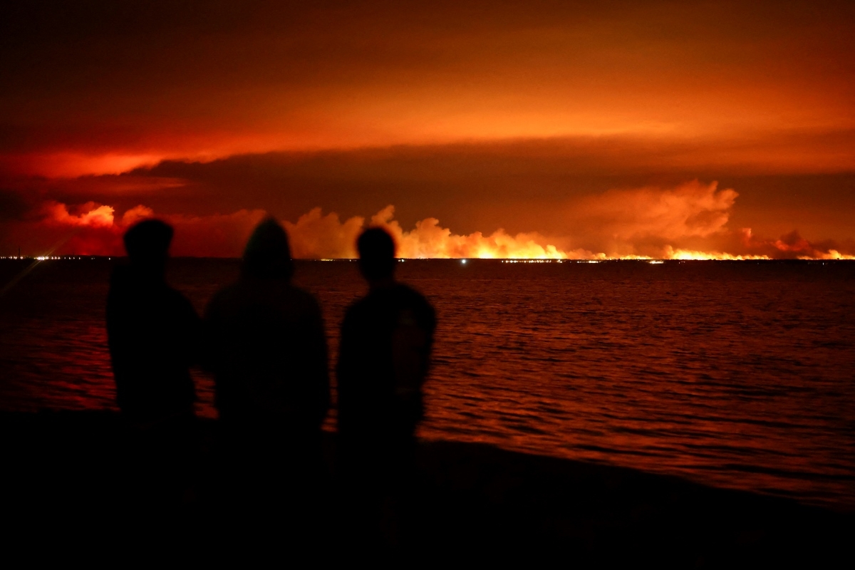 Turistas observan un incendio forestal en una zona cerca de la bahía de Arcachon desde Gujan-Mestras, en Gironda, en medio del empeoramiento de las condiciones de sequía tras una ola de calor y escasez de agua en gran parte de Francia, el 24 de julio de 2026. Foto: REUTERS/Stephane Mahe