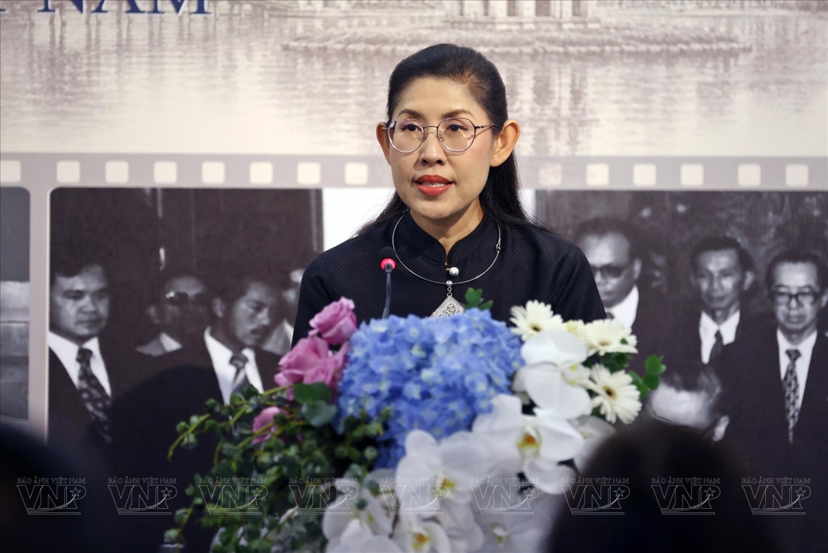 Đại sứ Đặc mệnh toàn quyền Vương quốc Thái Lan tại Việt Nam Urawadee Sriphiromya phát biểu tại lễ khai mạc triển lãm. Ảnh: Công Đạt/ Báo ảnh Việt Nam