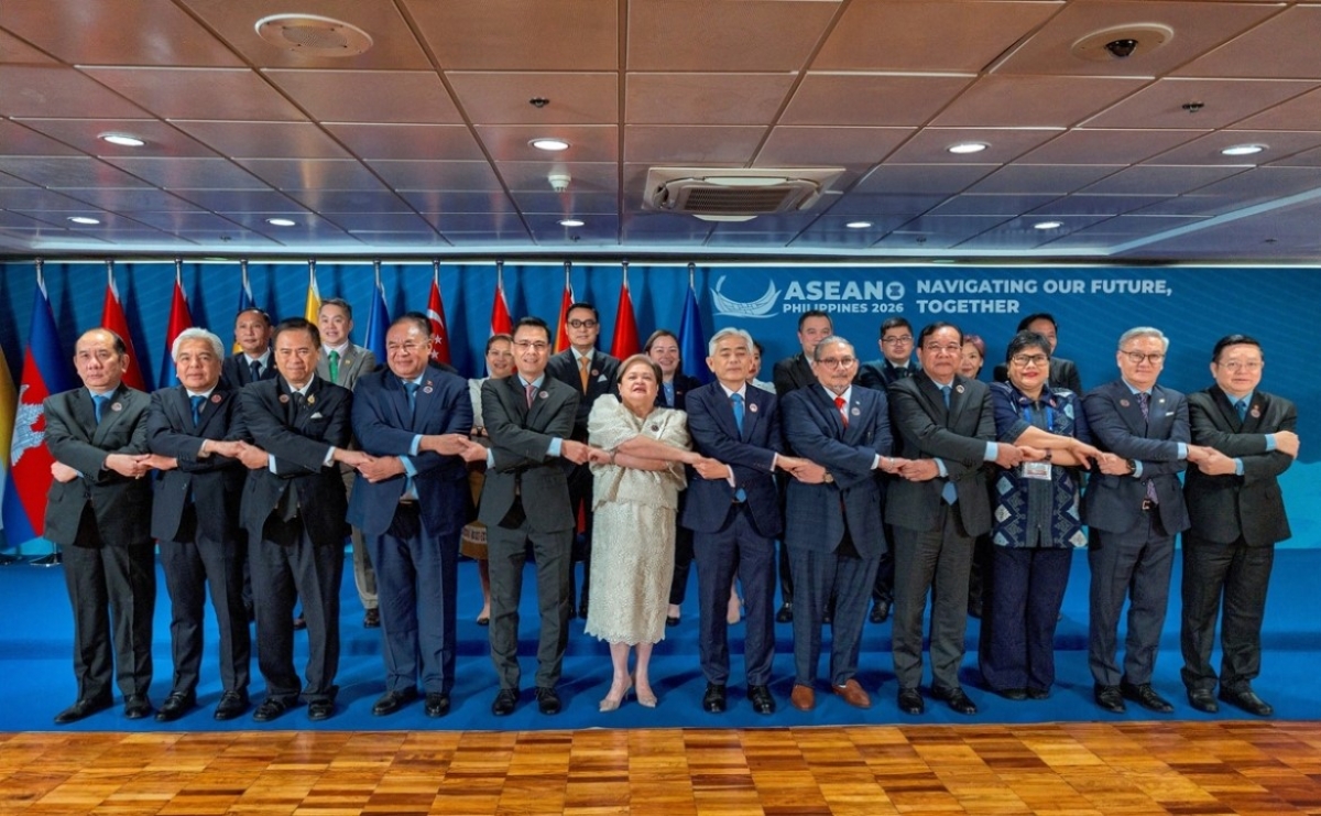フィリピン国際会議場で開かれたASEAN外相会議後、記念撮影に臨むASEAN各国の首脳（写真：REUTERS）