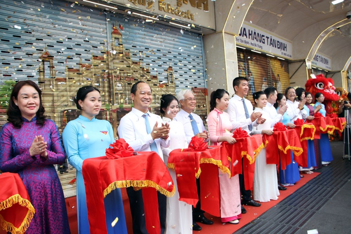 Vorstellung der Projekte zur 100-jährigen Entstehung und Entwicklung des Tan-Dinh-Marktes. (Foto: baovanhoa.vn)