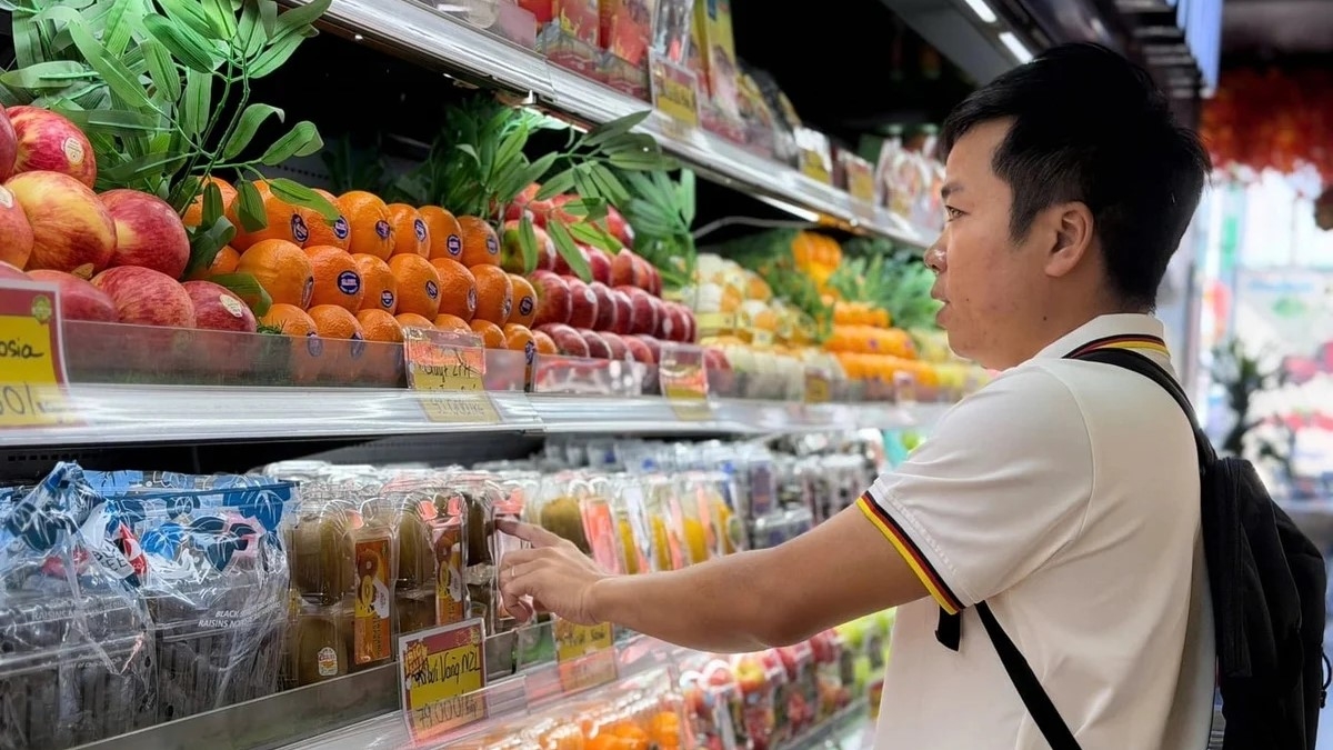 Fresh fruits imported from the US are popular among Vietnamese consumers. (Photo: Thu Ha/nongnghiepmoitruong.vn)