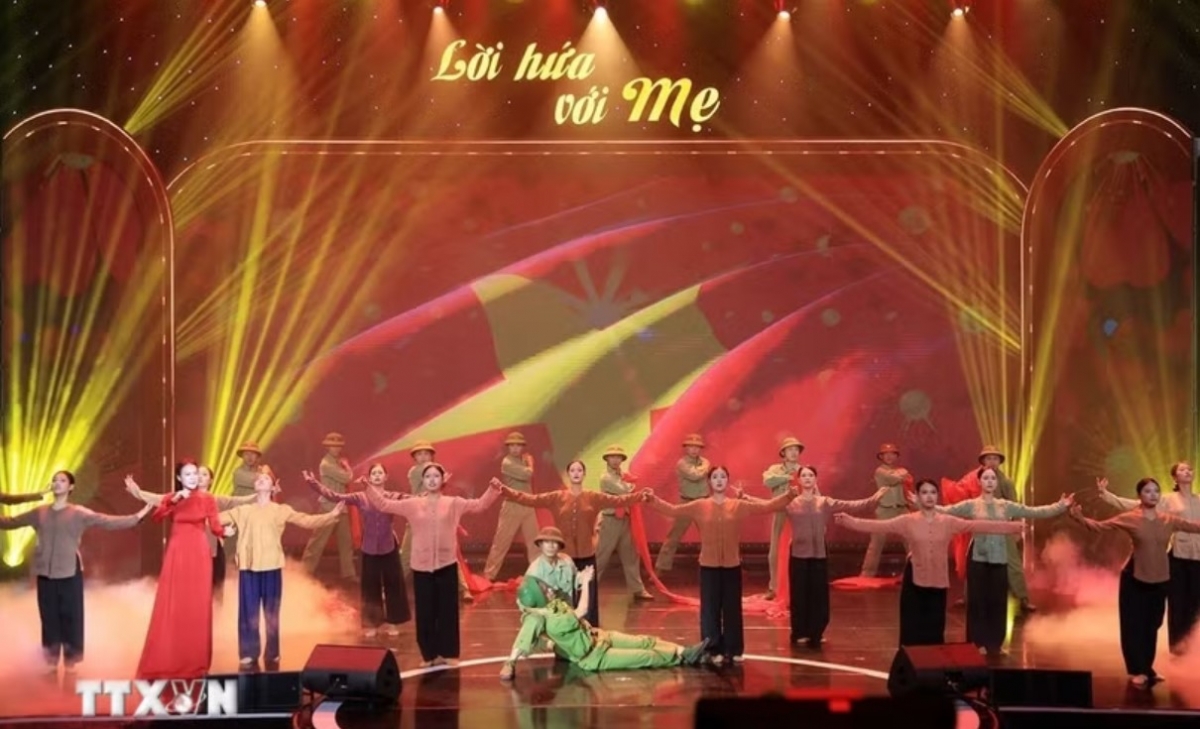  Le programme artistique «La Patrie reconnaissante – Une promesse à Maman». Photo: Tuân Anh/TTXVN
