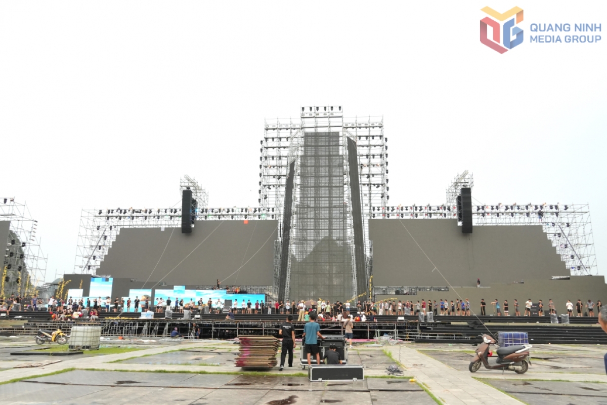 Performers rehearse for the show. (Photo: baoquangninh.vn)
