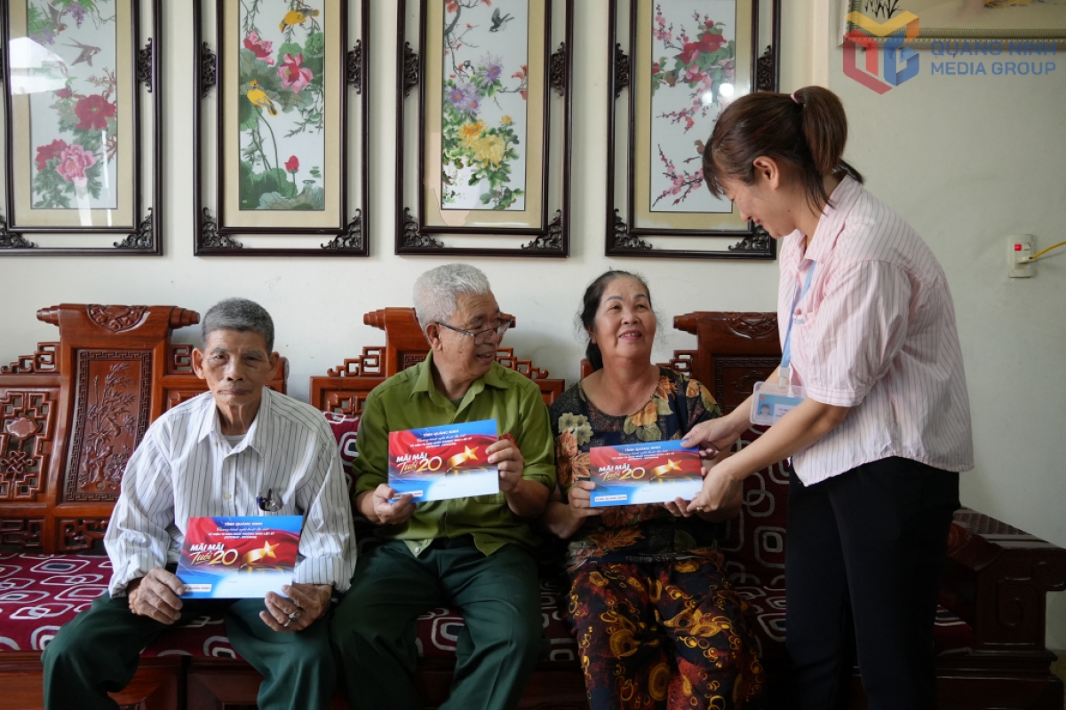 A staff member of Yen Tu ward delivers invitations to the participants. (Photo: baoquangninh.vn)