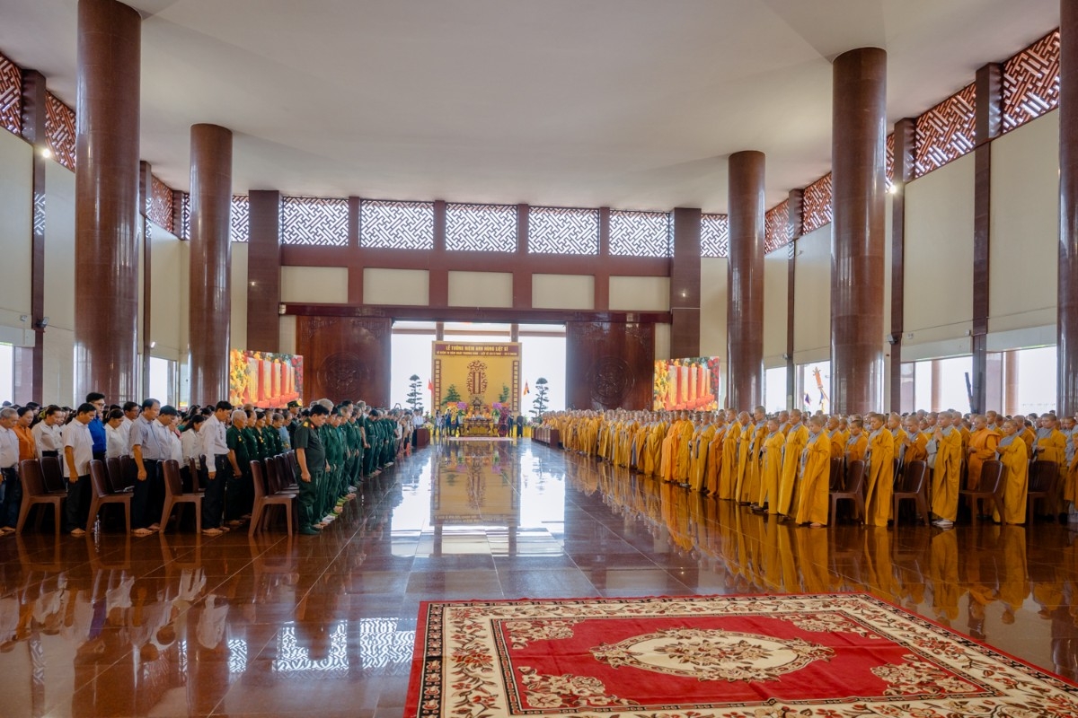 Lễ tưởng niệm các liệt sĩ, đồng bào yêu nước hy sinh diễn ra trong không khí thiêng liêng, xúc động. Ảnh: Đăng Huy/chutichghpgvn.vn